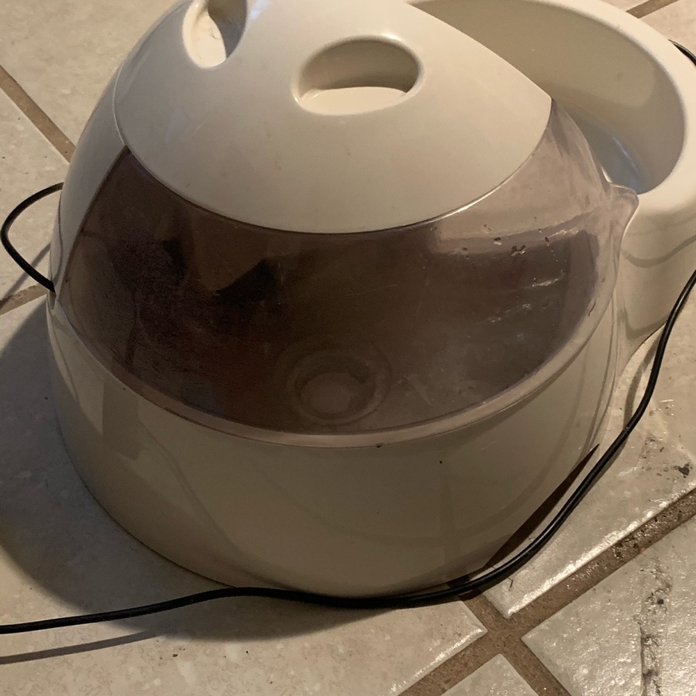 Petmate Filtered Water Bowl.
